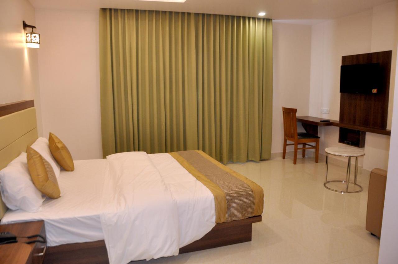 Bainduru Hotel Ambika International Byndoor מראה חיצוני תמונה